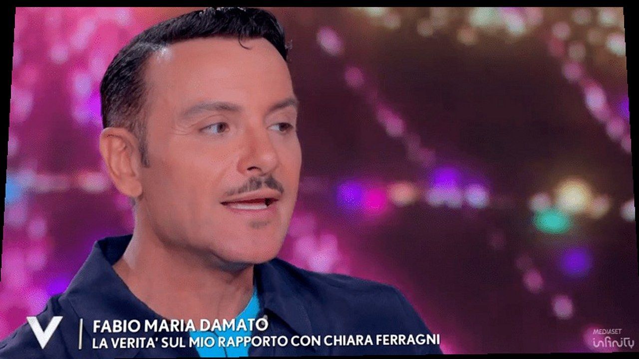 Fabio Maria Damato a Verissimo — stessa scena Adnkronos/Mediaset, nuova angolazione e inquadratura (volto invariato)