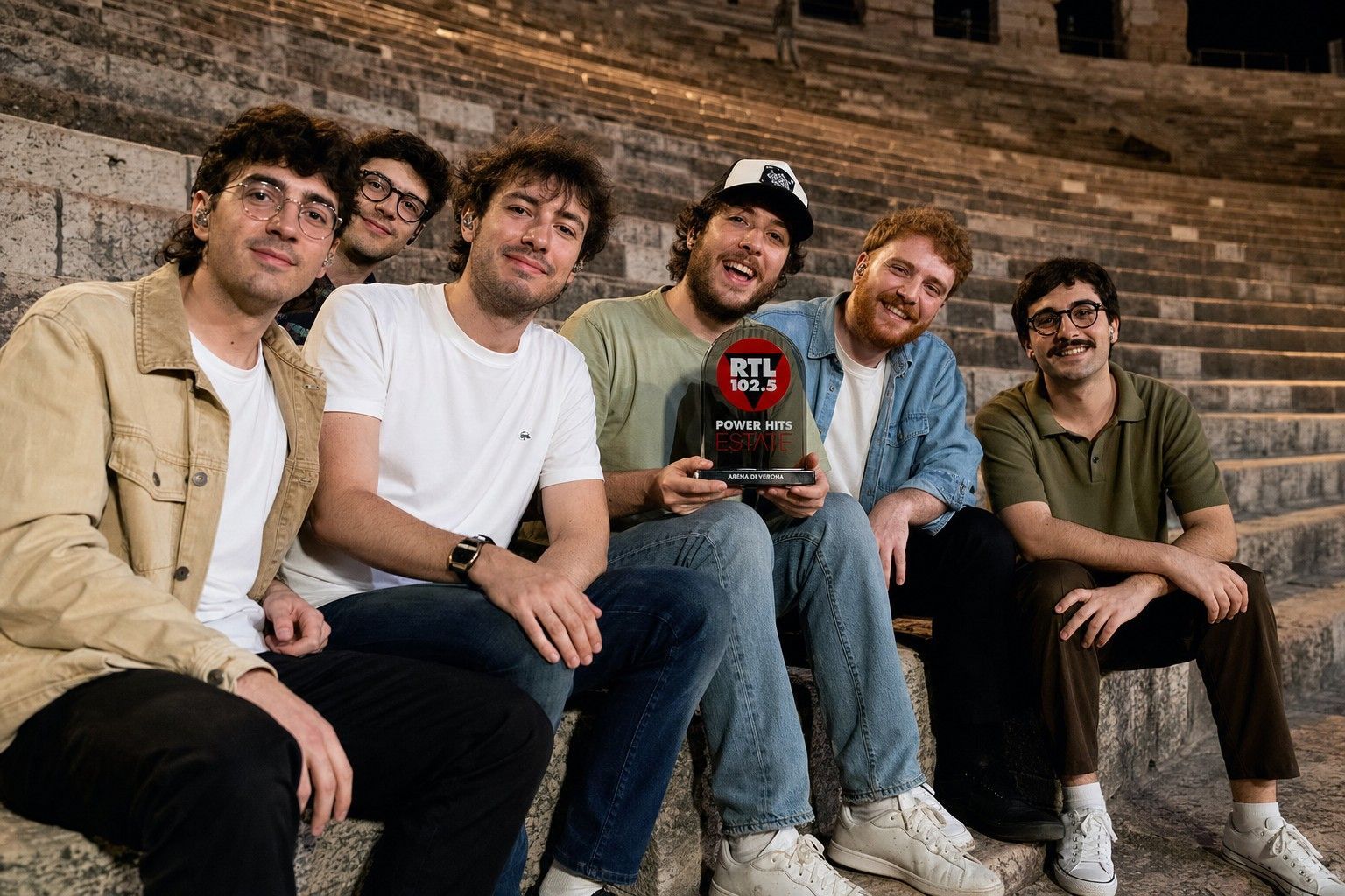 Pinguini Tattici Nucleari con trofeo RTL Power Hits Estate all Arena di Verona