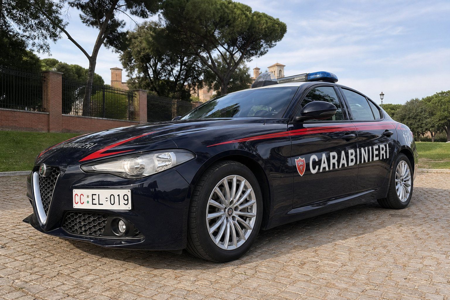 Altopascio, auto dei Carabinieri presso la caserma