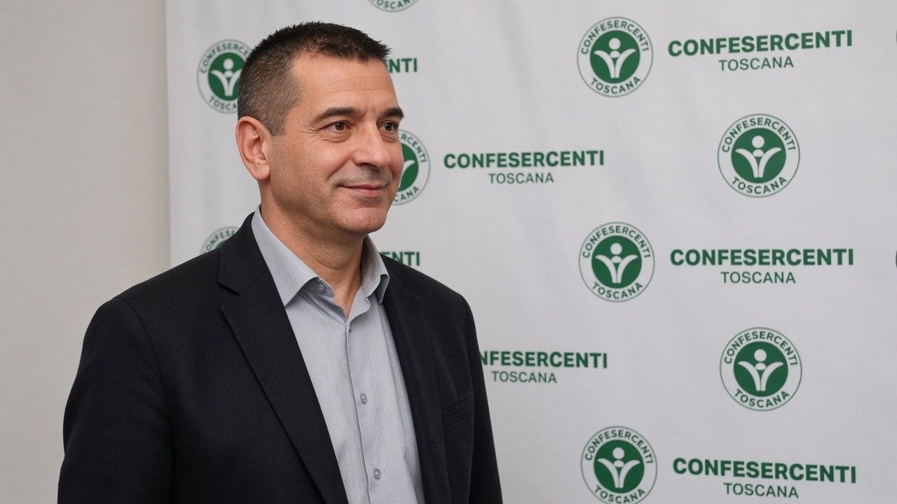Francesco Giannerini di Confesercenti sullo sfondo Confesercenti Toscana, ritratto tre quarti
