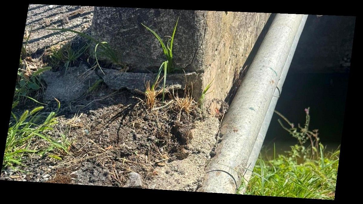 Tubo metallico e struttura in cemento sul ponte verso Montuolo, Lucca: infrastruttura al centro della protesta sull acqua calda