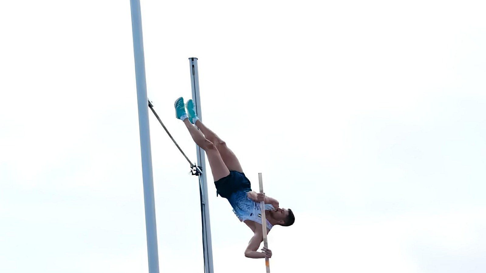 Matteo Oliveri, saltatore con l asta Virtus Lucca, in volo durante la gara: bronzo ai Giochi del Mediterraneo