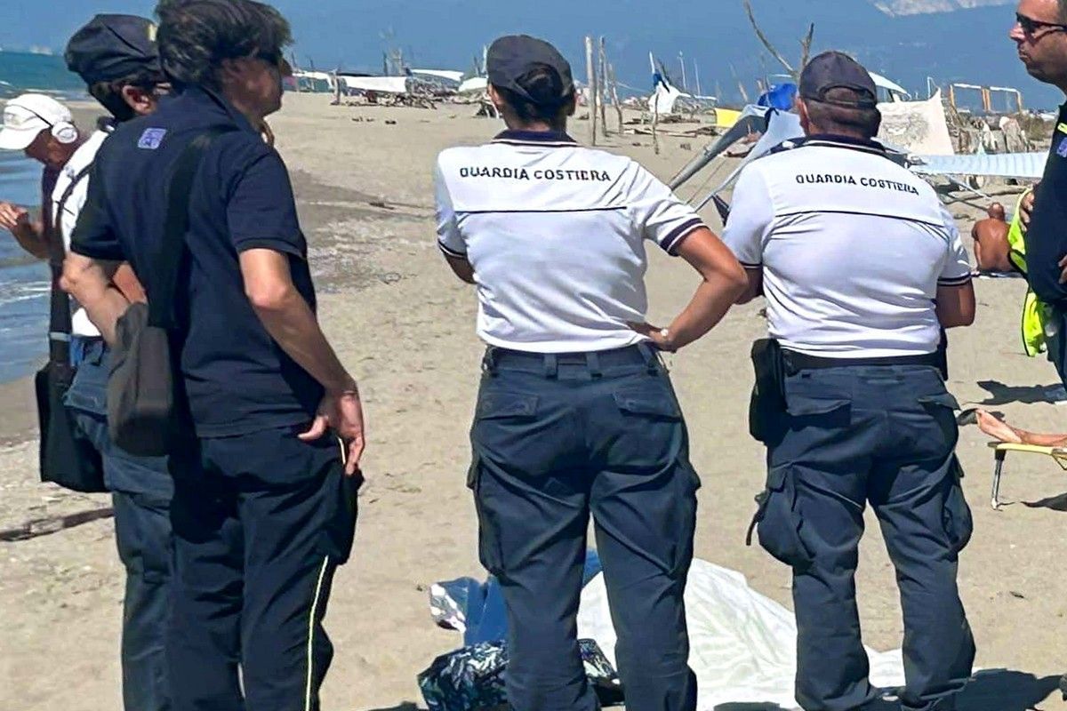 Guardia Costiera sulla spiaggia libera della Lecciona a Viareggio dopo la tragedia