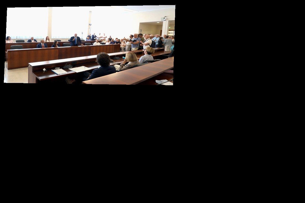 Viareggio, consiglio comunale durante il caso Salemi