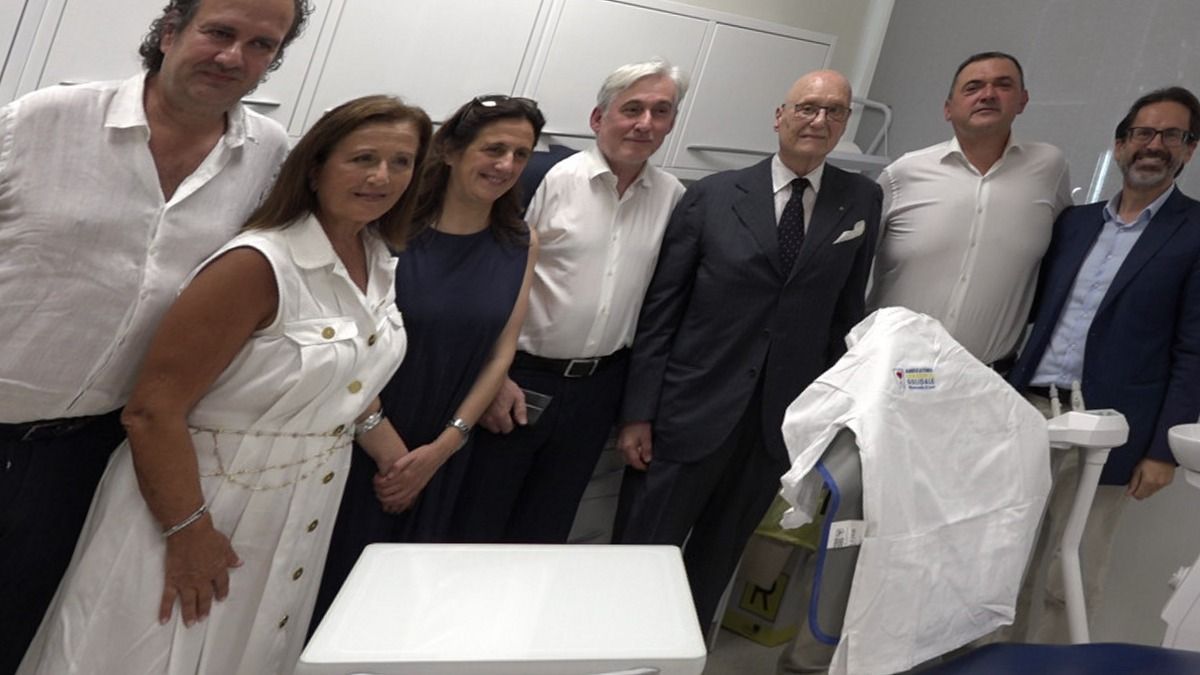Inaugurazione ambulatorio dentistico solidale della Misericordia a Lucca Sant'Anna, gruppo all'interno dello studio