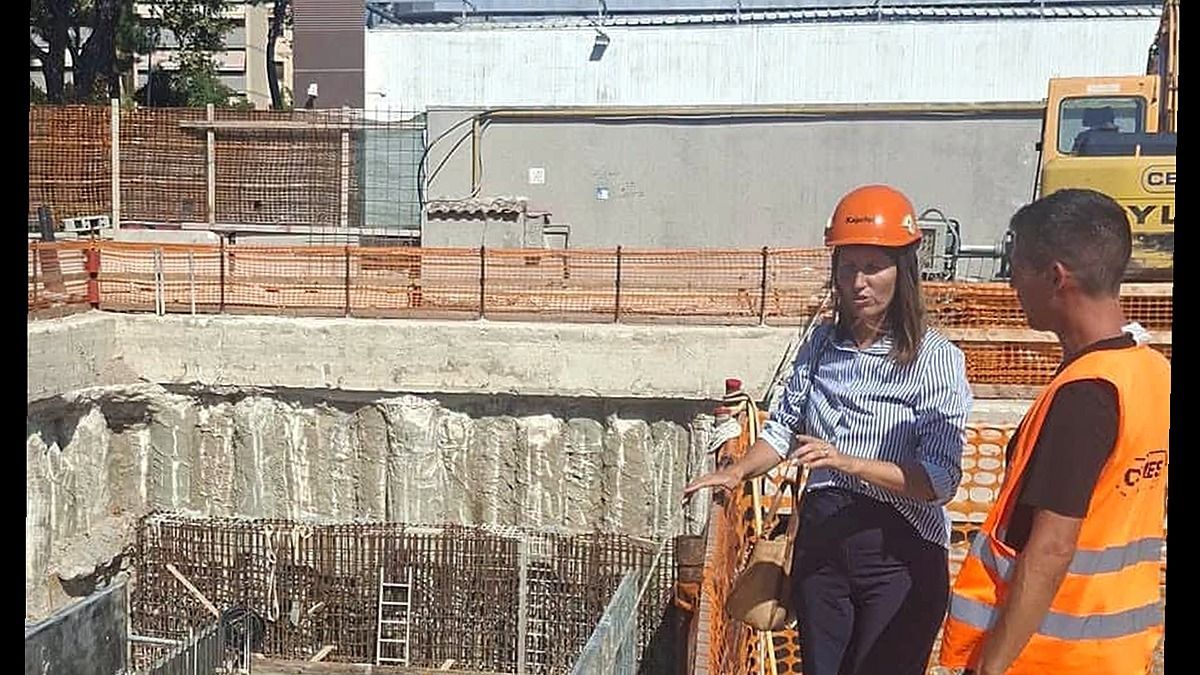 Sopralluogo in cantiere a Viareggio: scavo e operai, nuova inquadratura