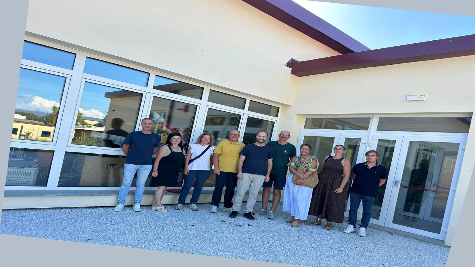 Gruppo davanti alla nuova scuola dell infanzia di San Leonardo in Treponzio a Capannori