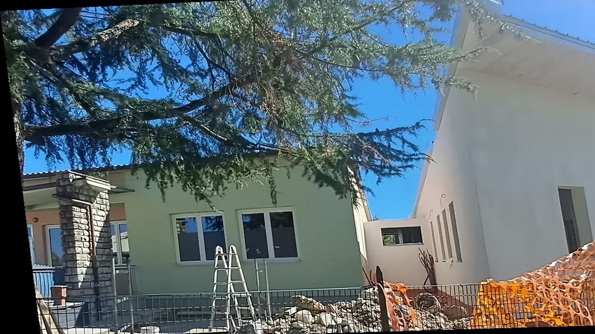 Cantiere scolastico a Capannori, edificio verde e nuovo corpo bianco