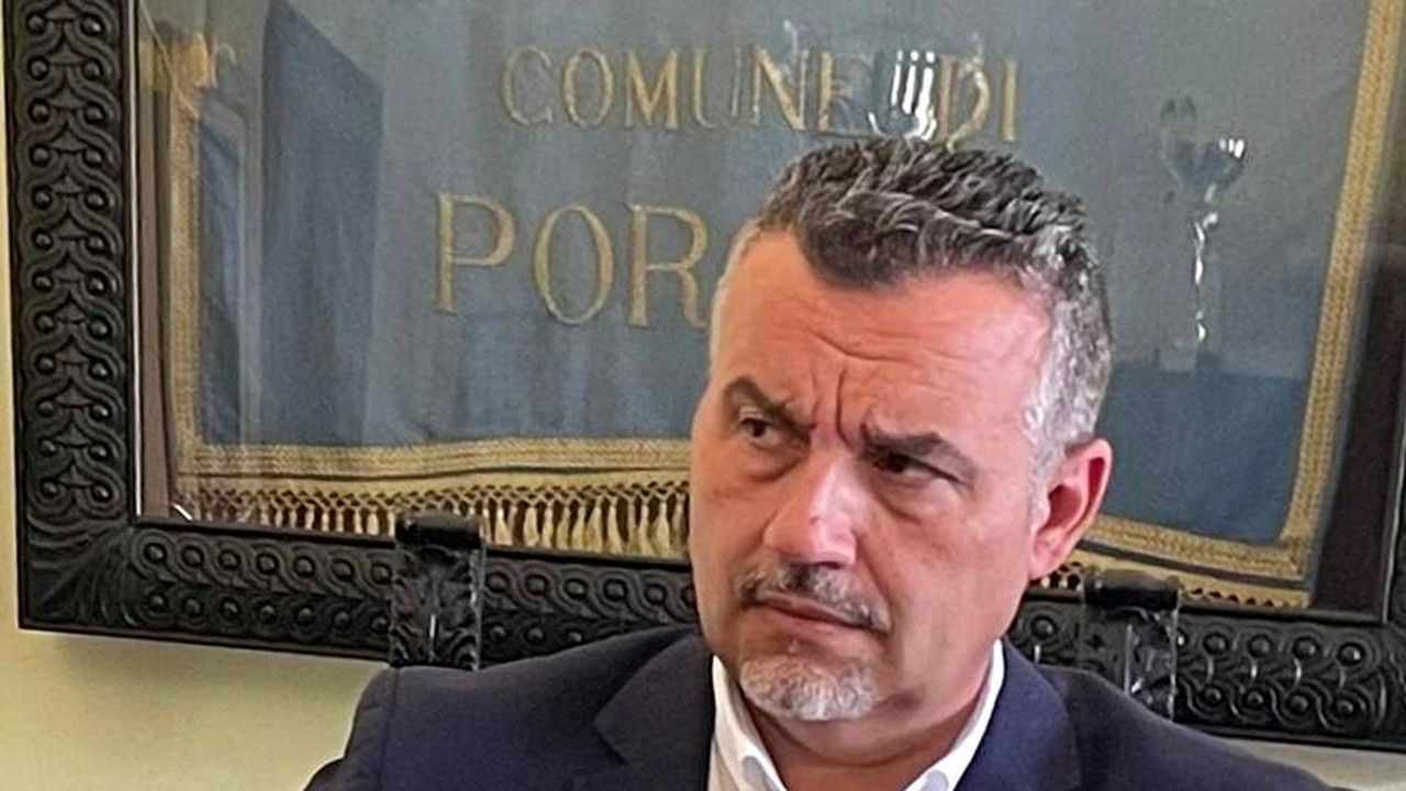 Sindaco di Porcari Leonardo Fornaciari davanti allo stendardo del Comune