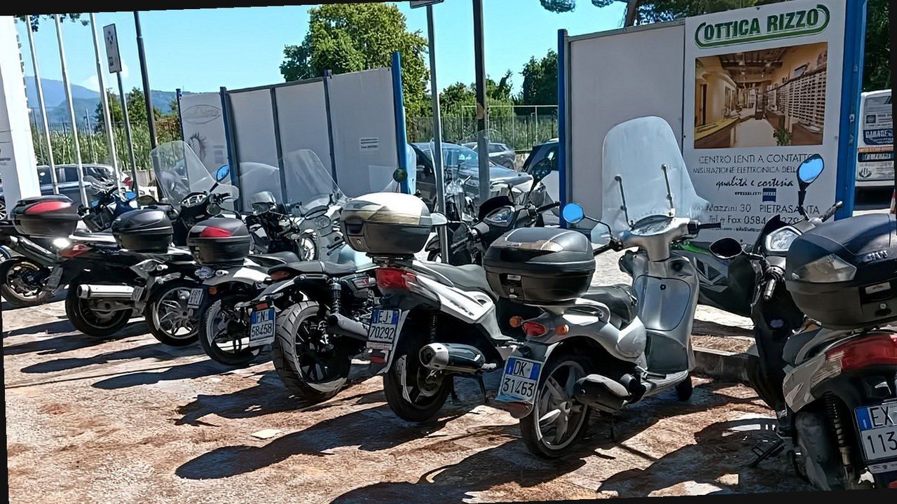 Motorini nel parcheggio associazioni all ospedale Versilia di Lido di Camaiore (nuova angolazione)