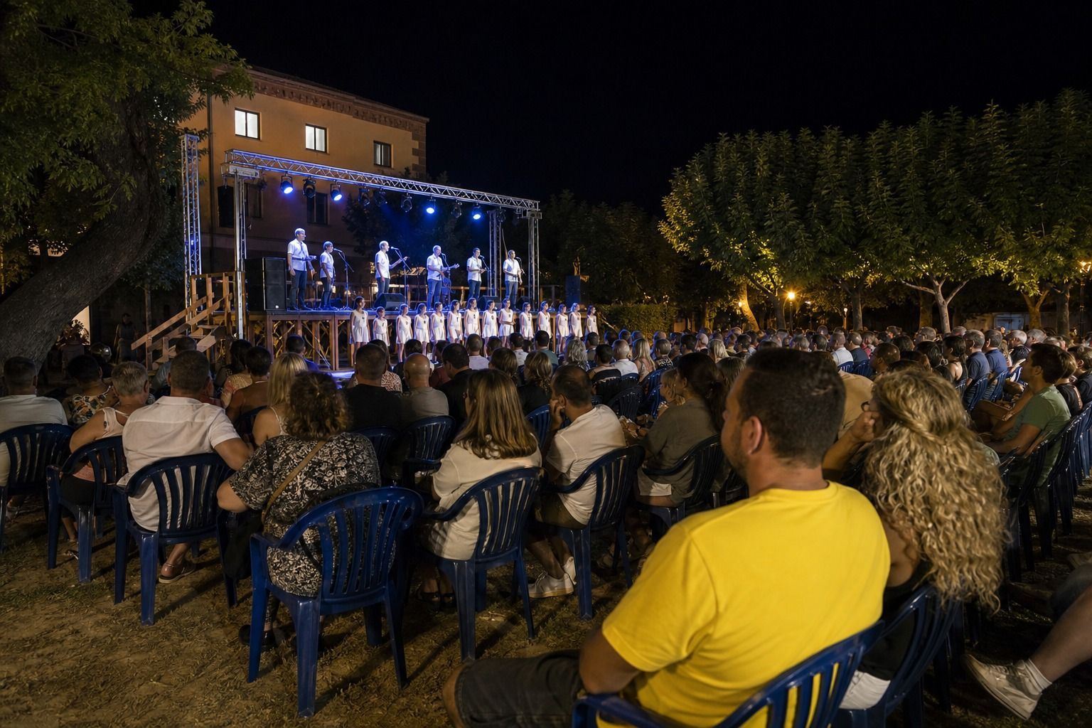 Montecarlo Festa del Vino, pubblico e palco in piazza di notte