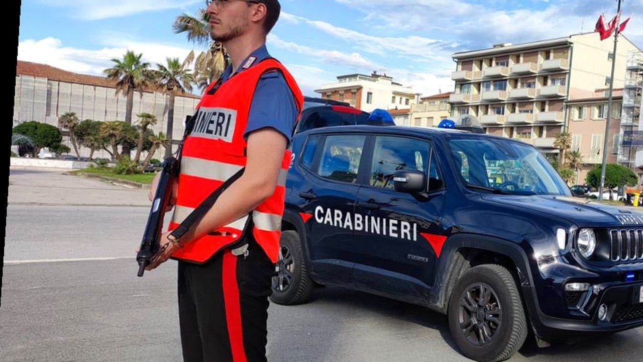 Carabinieri e jeep a Viareggio dopo i furti in Darsena