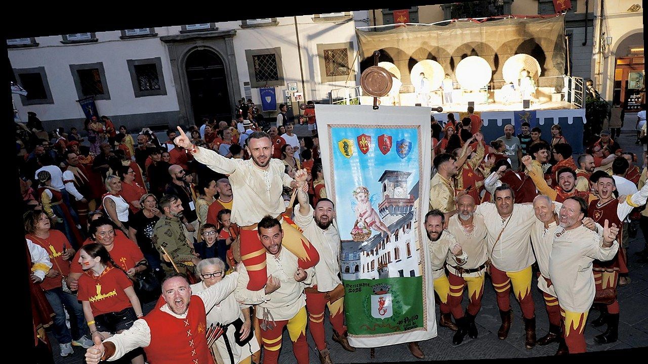 Festeggiamenti Rione Ferraia dopo il Palio di Pescia (nuova angolazione)
