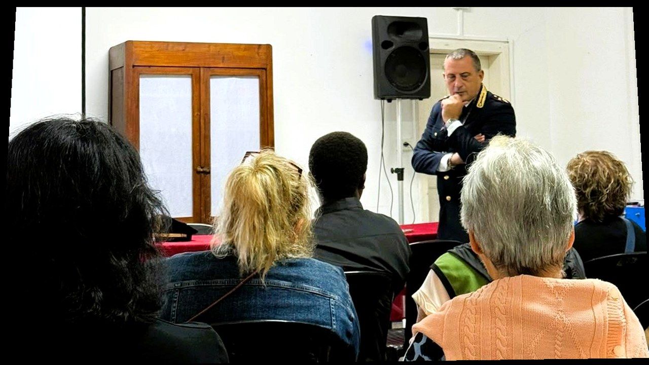 Capannori, Massa Macinaia: incontro Polizia anti-truffe — stessa scena della fonte, nuova angolazione e inquadratura (nessun volto inventato)