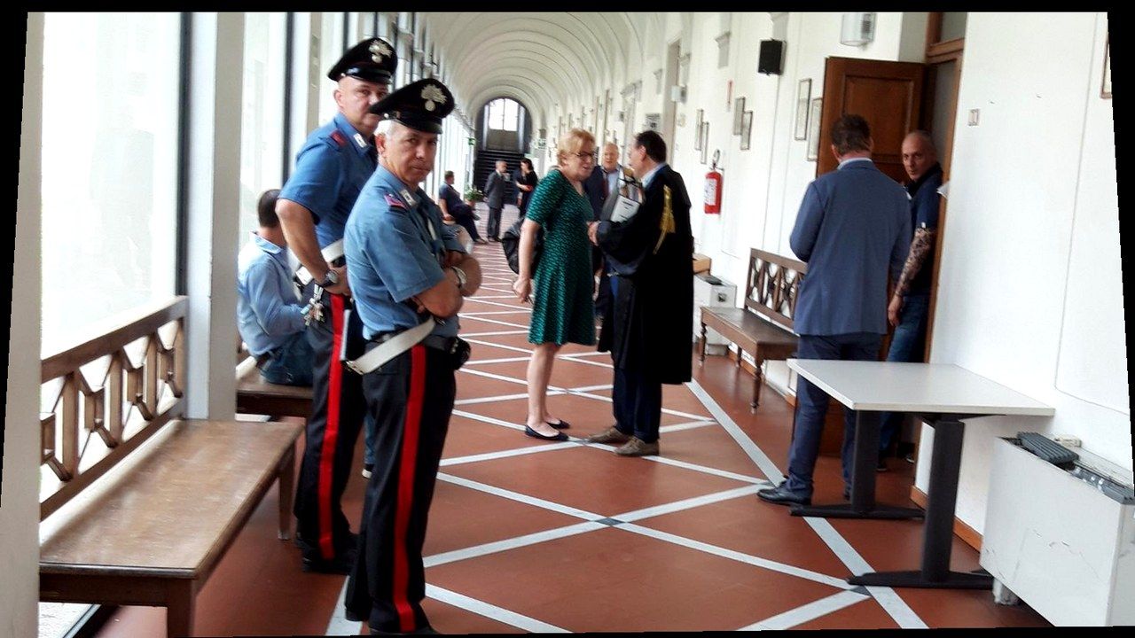 Corridoio del tribunale di Lucca — stessa scena sorgente, nuova angolazione e inquadratura