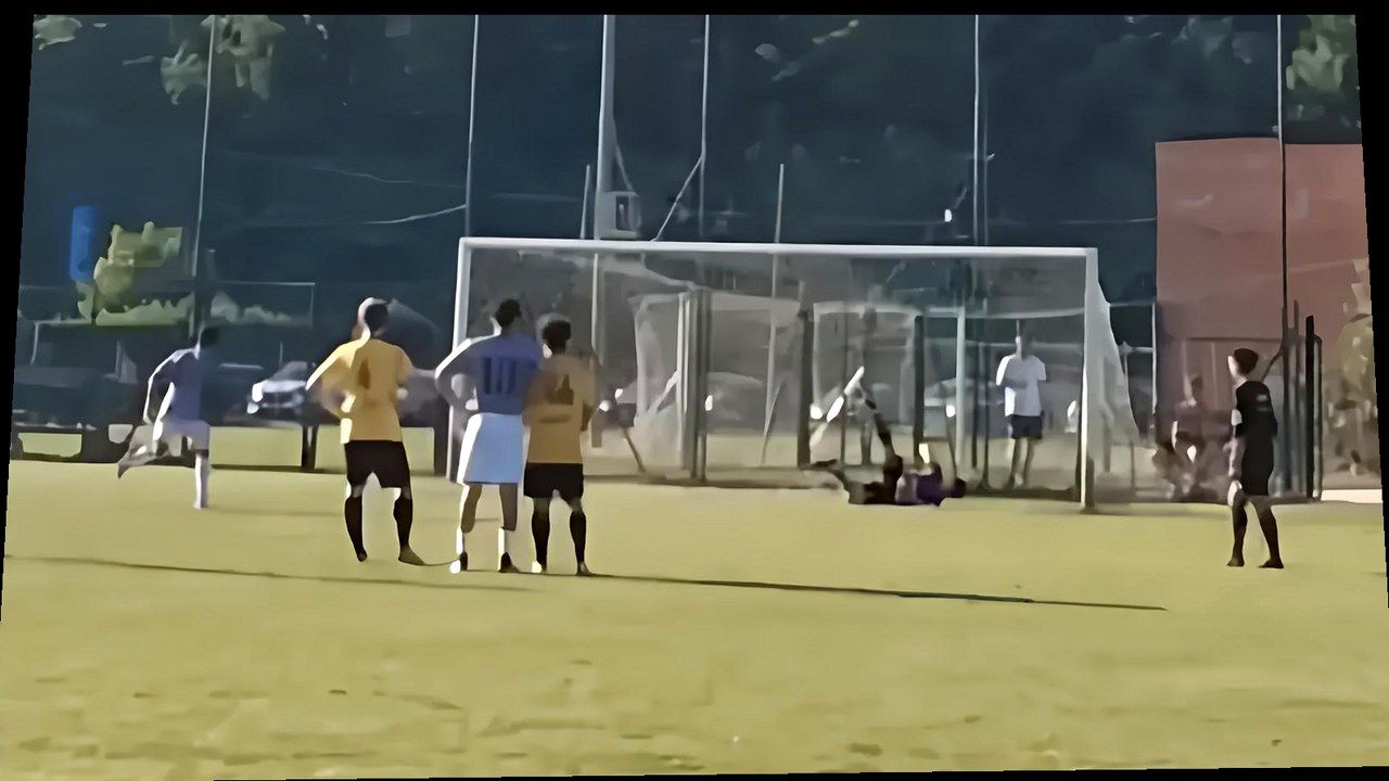 Azione di calcio in Coppa Toscana — stessa scena, nuova angolazione e inquadratura (volti invariati)