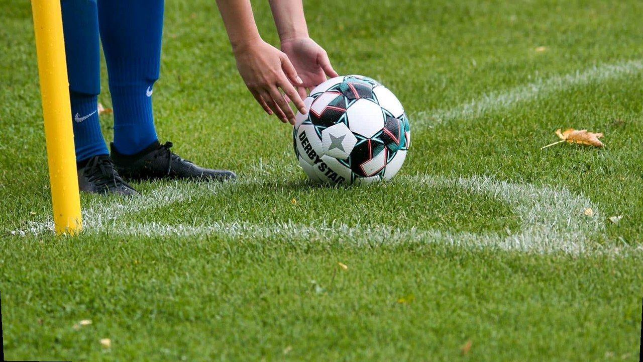 Pallone da calcio sul prato — stessa scena, nuova angolazione e inquadratura