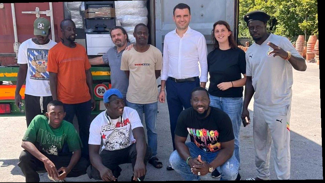 Container carico a Capannori per il progetto Computer per Dakar (stessi soggetti, nuova angolazione e inquadratura)