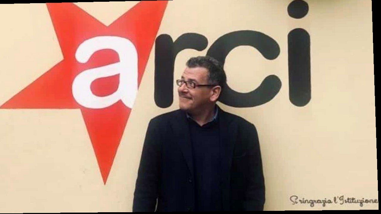 Jan Vecoli davanti al logo Arci — stessa persona e abiti, nuova angolazione e inquadratura