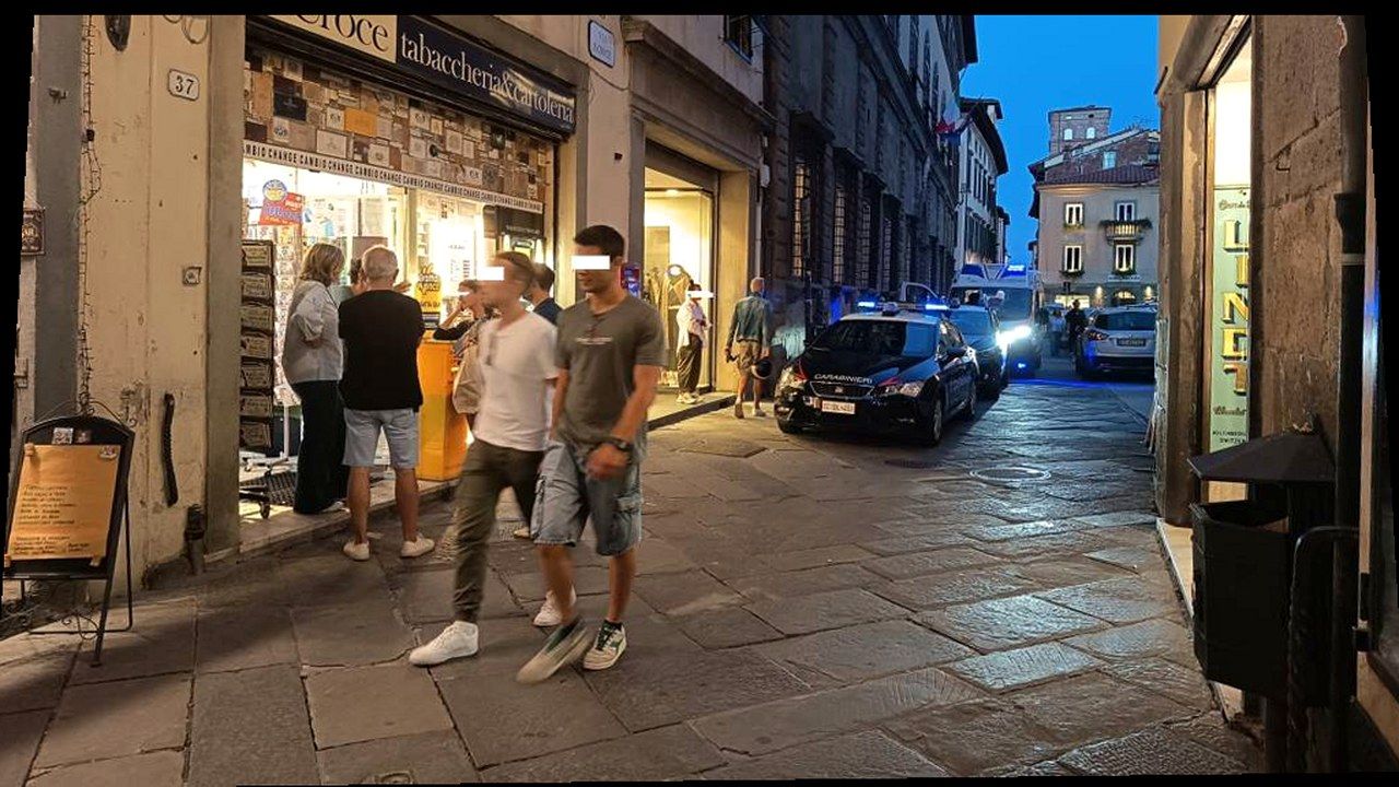 Lucca, via Santa Croce: carabinieri e ambulanza davanti alla tabaccheria — stessa scena della fonte, nuova angolazione e inquadratura (nessun volto inventato)