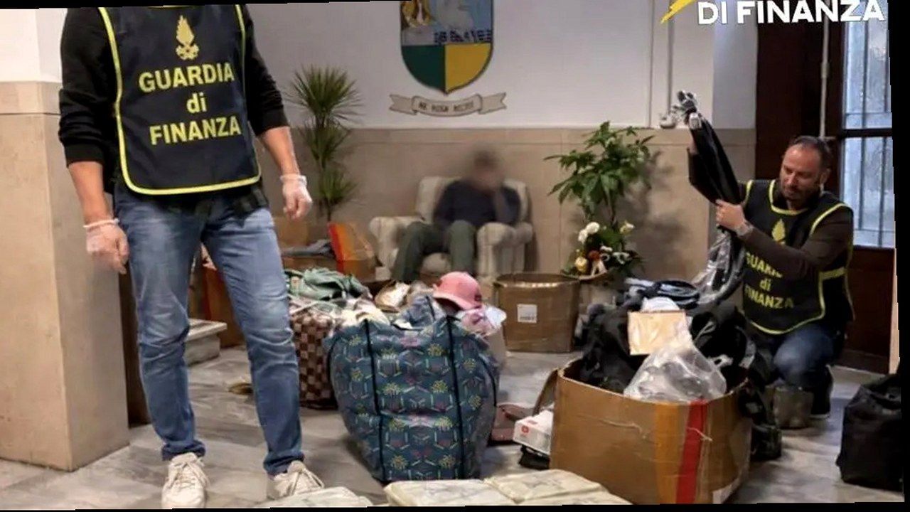Viareggio — sequestro Guardia di Finanza, stessa scena fonte con nuova angolazione e inquadratura (volti invariati)