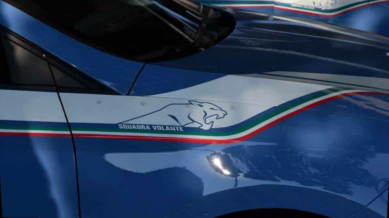 Volante Polizia — stessa scena, nuova angolazione e inquadratura