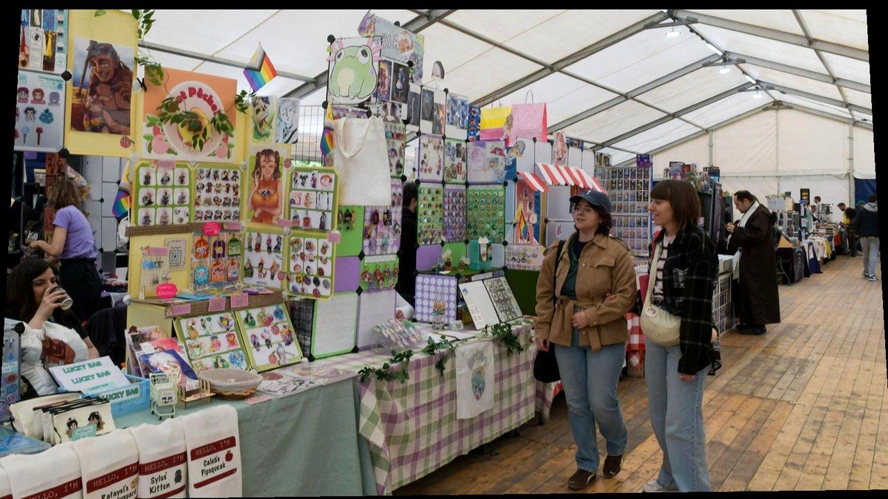 Lucca Comics: stand e padiglione in montaggio — stessa scena della fonte, nuova angolazione e inquadratura (stessi soggetti, nessun volto inventato)