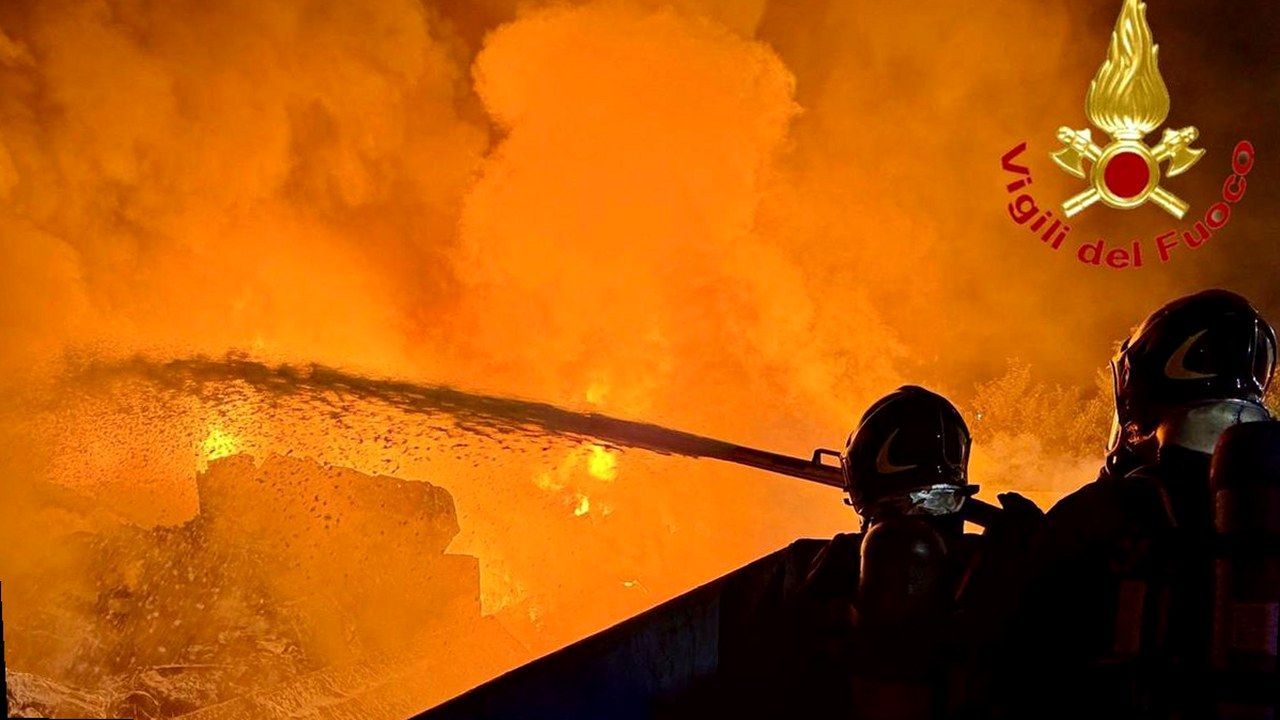 Lucca, intervento vigili del fuoco — stessa scena dalla fonte, nuova angolazione e inquadratura (nessun volto inventato)