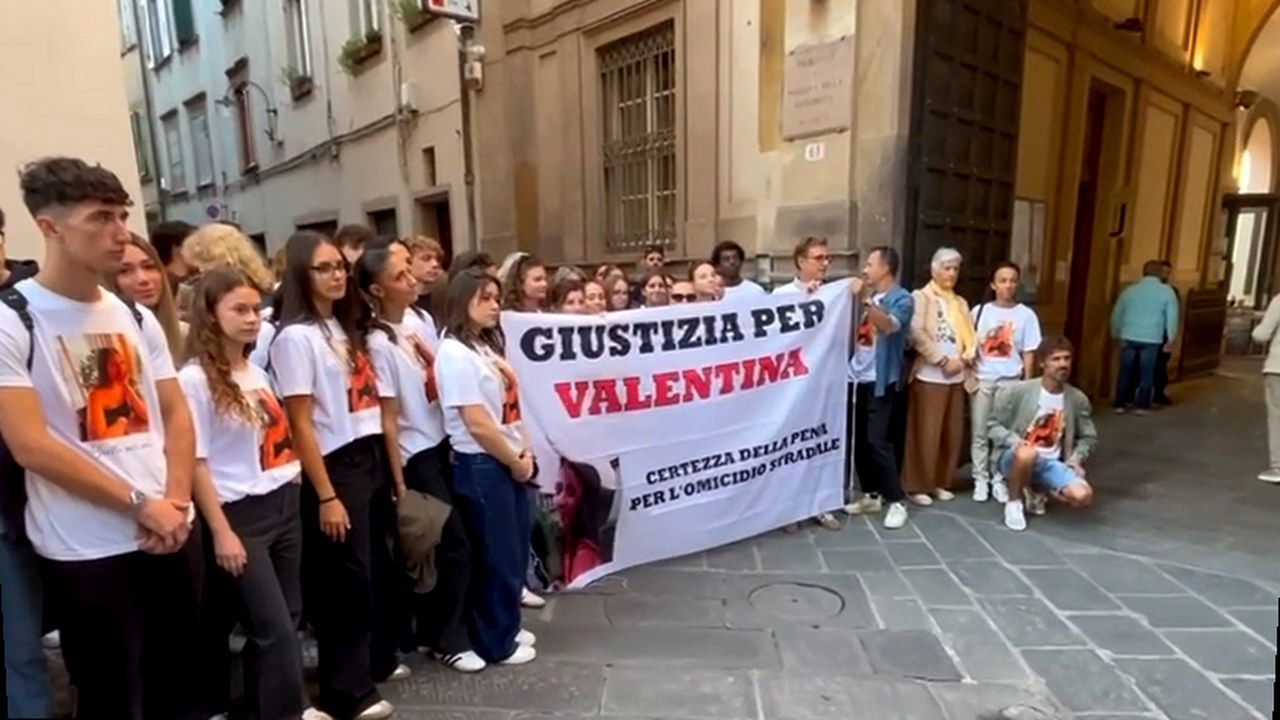 Lucca — flash mob «Giustizia per Vale» via Galli Tassi, stessa scena fonte con nuova angolazione e inquadratura (volti invariati)