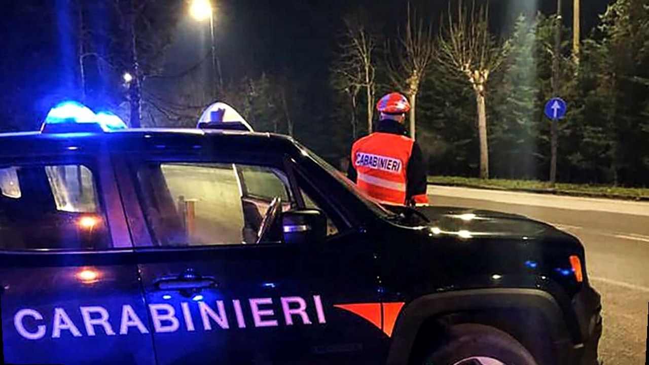 Gazzella dei Carabinieri di notte a Viareggio — stessa scena, nuova angolazione e inquadratura