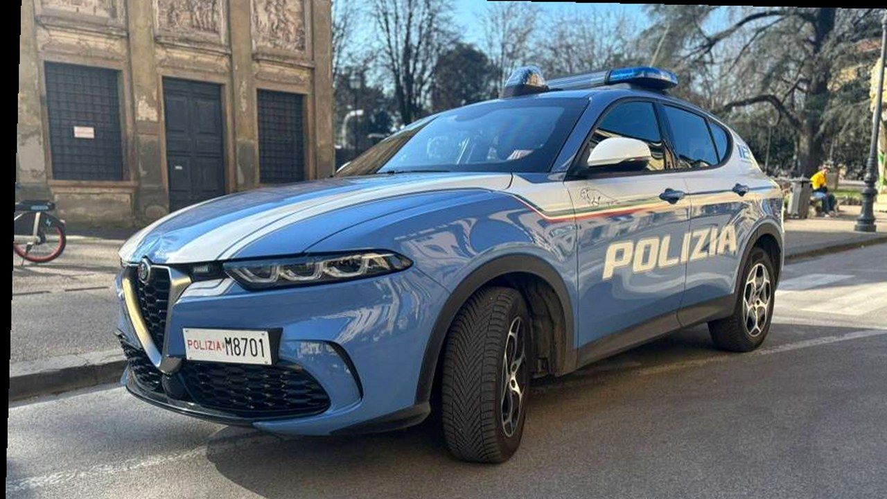 Polizia a Lucca — stessa scena della fonte, nuova angolazione e inquadratura (nessun volto inventato)