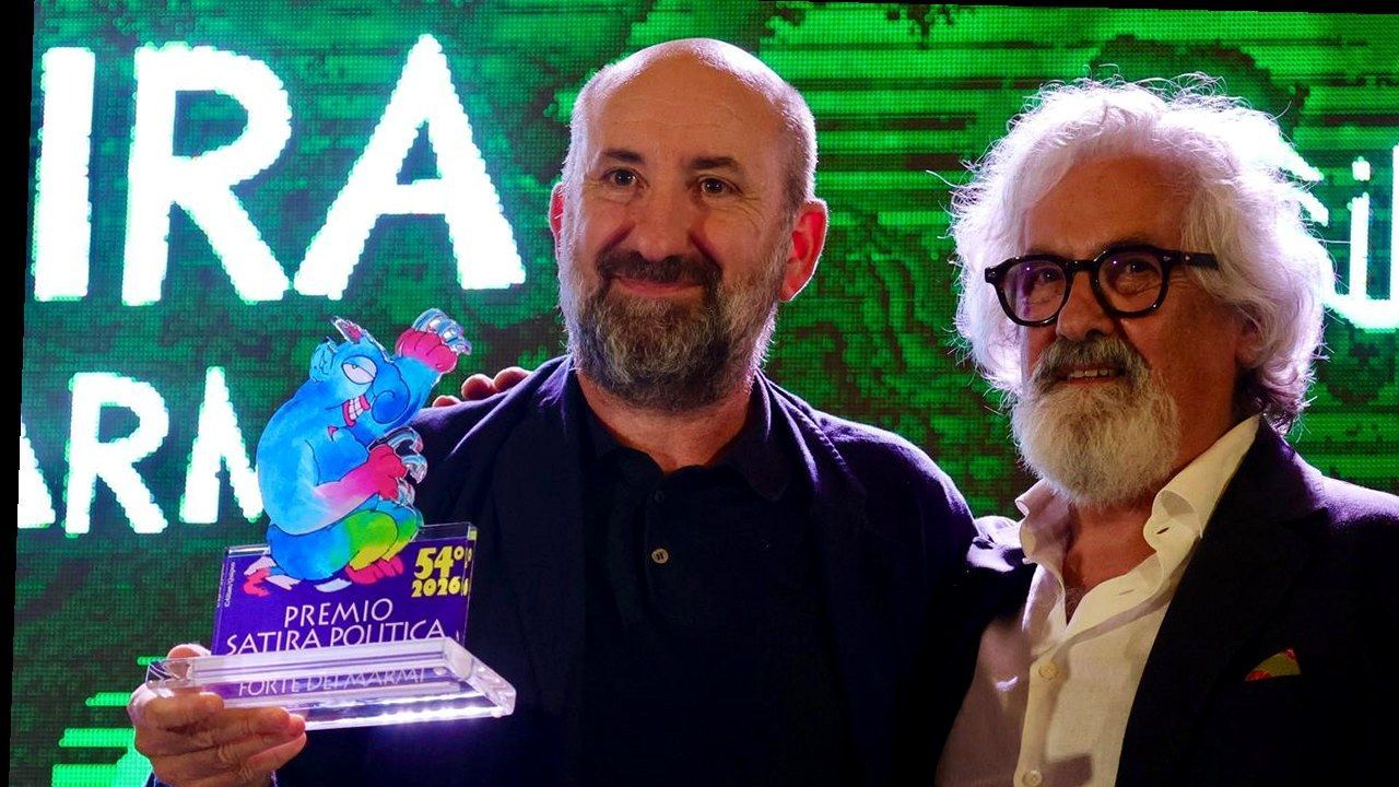 Antonio Albanese al Premio Satira Politica di Forte dei Marmi — stessa scena dalla fonte, nuova angolazione e inquadratura (nessun volto inventato)