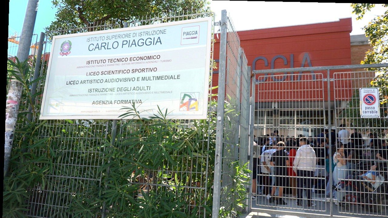 Viareggio — ingresso Istituto Carlo Piaggia in Darsena, stessa scena fonte con nuova angolazione e inquadratura (volti invariati)