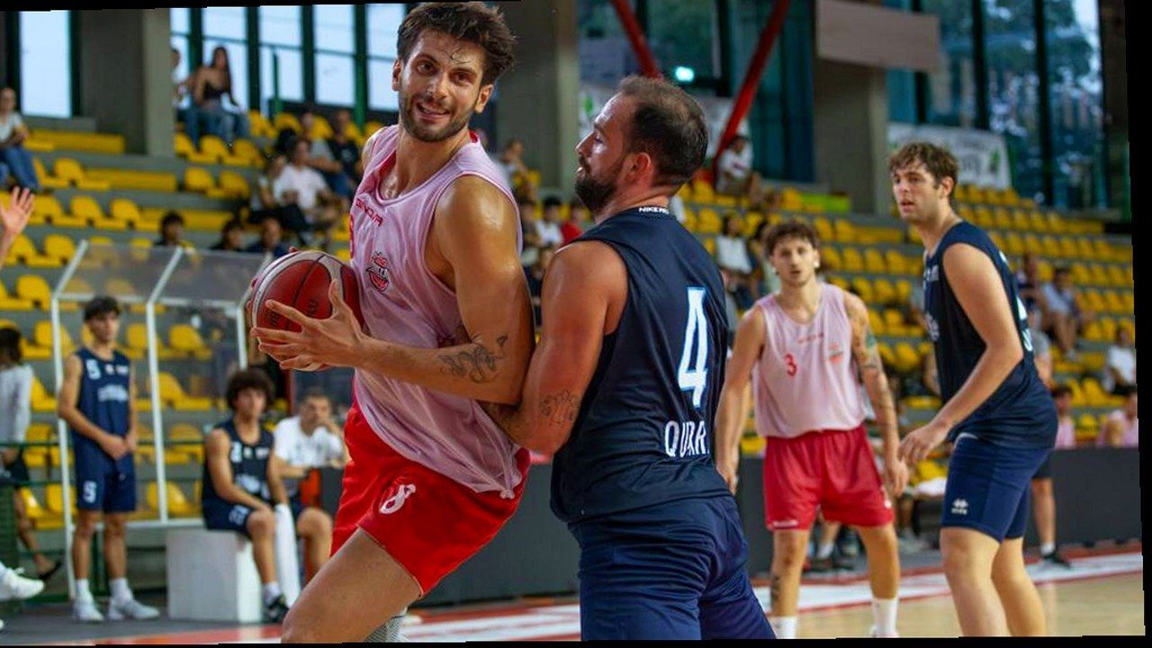 Basket Quarrata vs BC Lucca al Palatagliate — stessa scena dalla fonte, nuova angolazione e inquadratura (nessun volto inventato)