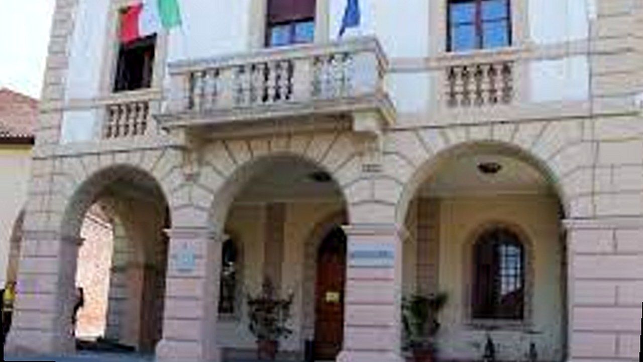 Municipio di Altopascio — stessa facciata dalla fonte, nuova angolazione e inquadratura (nessun volto inventato)