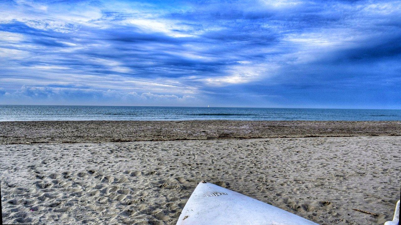 Forte dei Marmi — litorale e stabilimenti, stessa scena fonte con nuova angolazione e inquadratura (volti invariati)