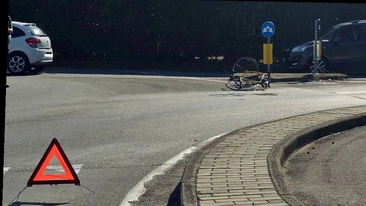 Lucca — rotonda di Mugnano dopo l’incidente auto-bici, stessa scena fonte con nuova angolazione e inquadratura (volti invariati)