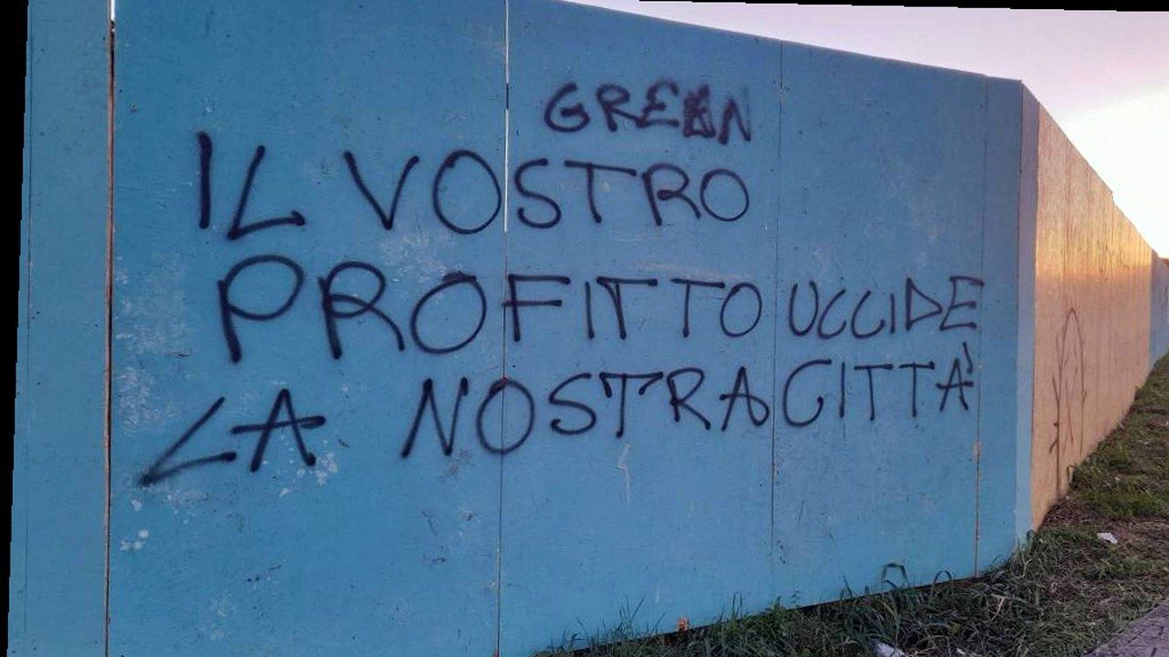 Cantiere San Concordio Lucca — stessa scena, nuova angolazione e inquadratura (volti invariati)