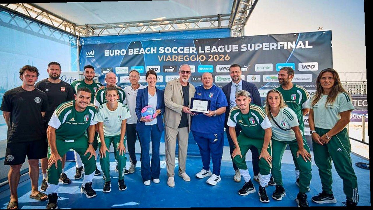 Beach soccer Viareggio — stessa scena, nuova angolazione e inquadratura (volti invariati)