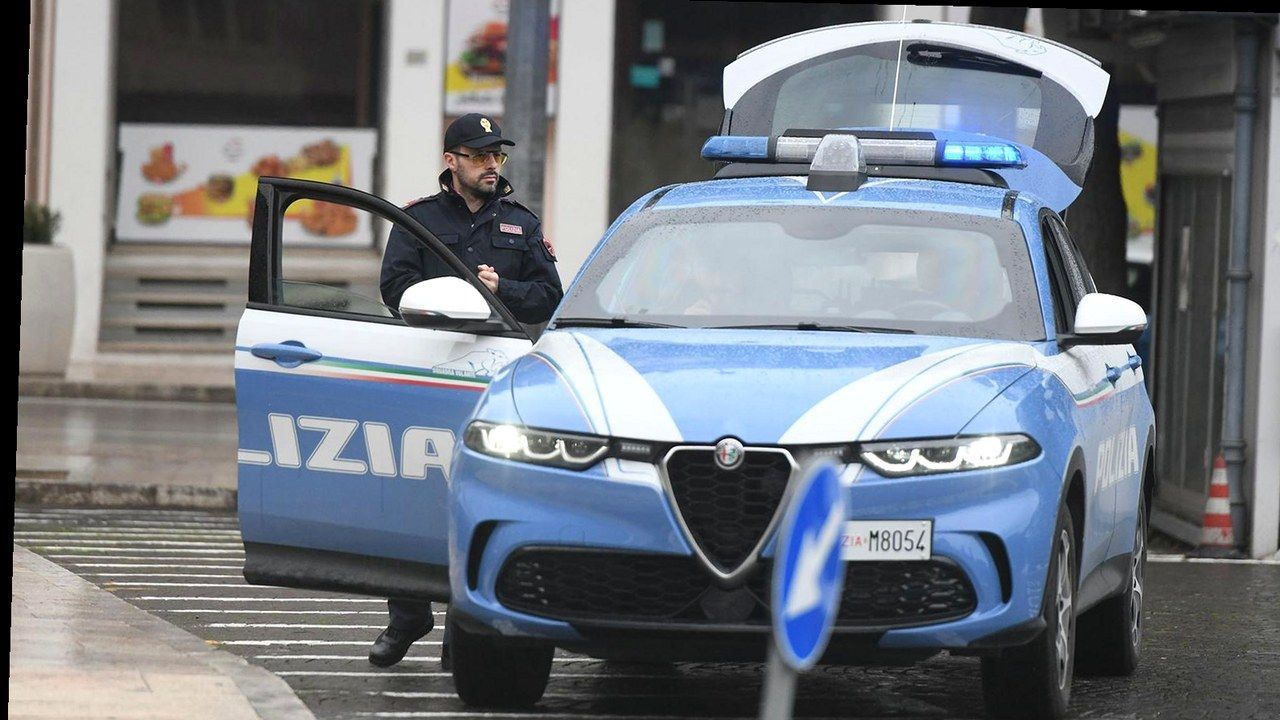 Camaiore, controlli Polizia — stessa scena dalla fonte, nuova angolazione e inquadratura