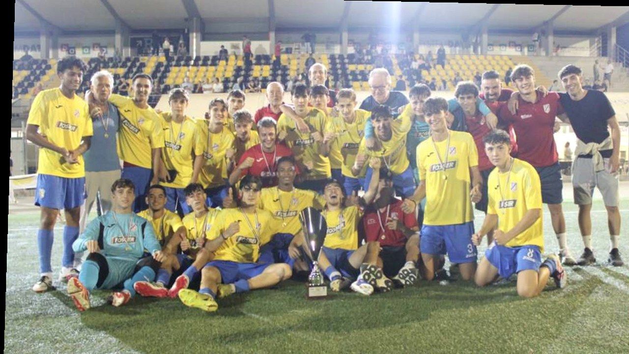 Lucca — festa Ghiviborgo juniores dopo il trofeo Settembre Lucchese, stessa scena fonte con nuova angolazione e inquadratura (volti invariati)
