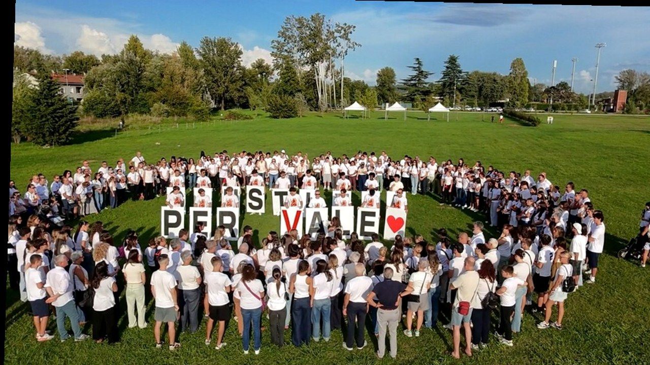 Capannori, flash mob Giustizia per Vale — stessa scena della fonte, nuova angolazione e inquadratura (nessun volto inventato)