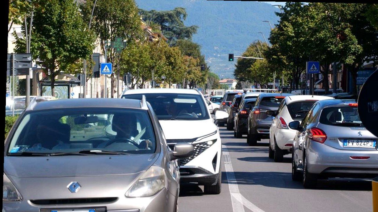Viale Castracani a Lucca — stessa scena sorgente, nuova angolazione e inquadratura