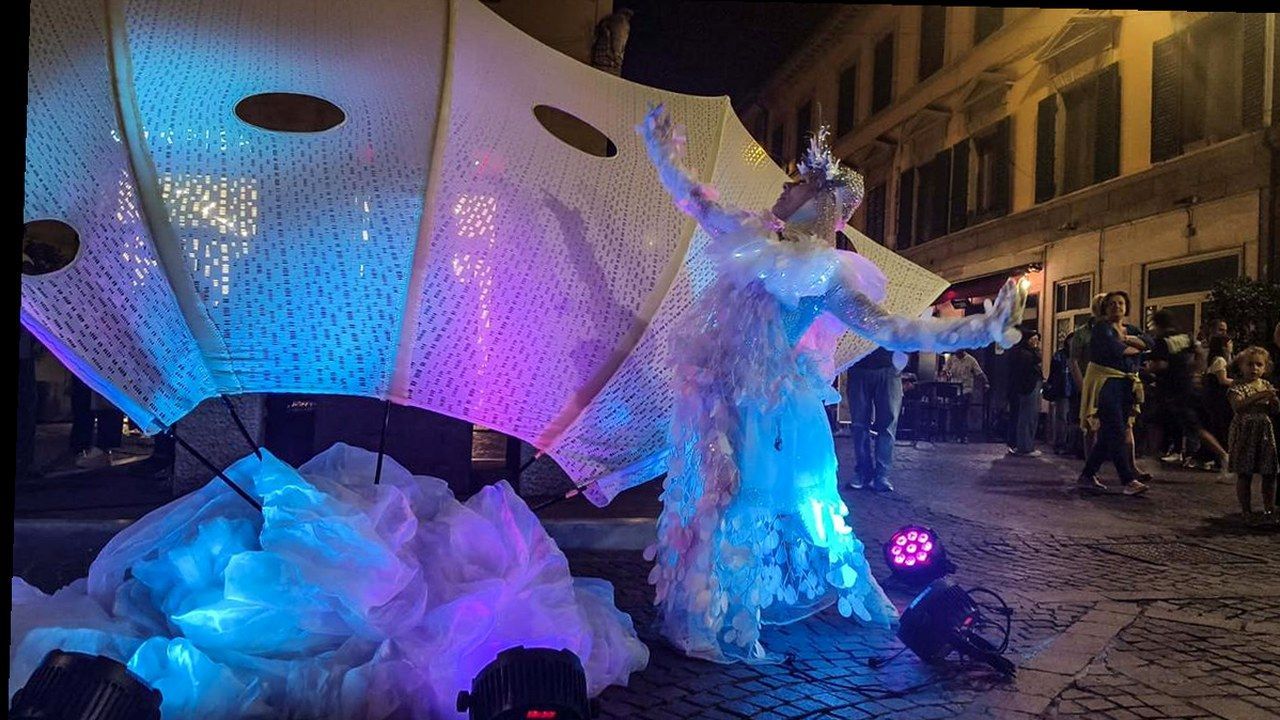 Pontedera Festa del commercio, performance in centro, inquadratura ricostruita