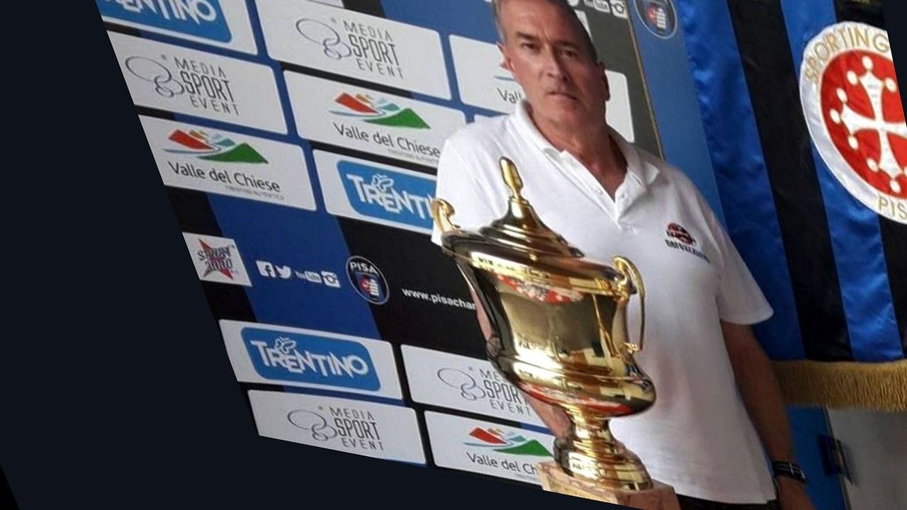 Marco Pavolettoni del Club Autonomo Nerazzurro dietro la coppa, Pisa