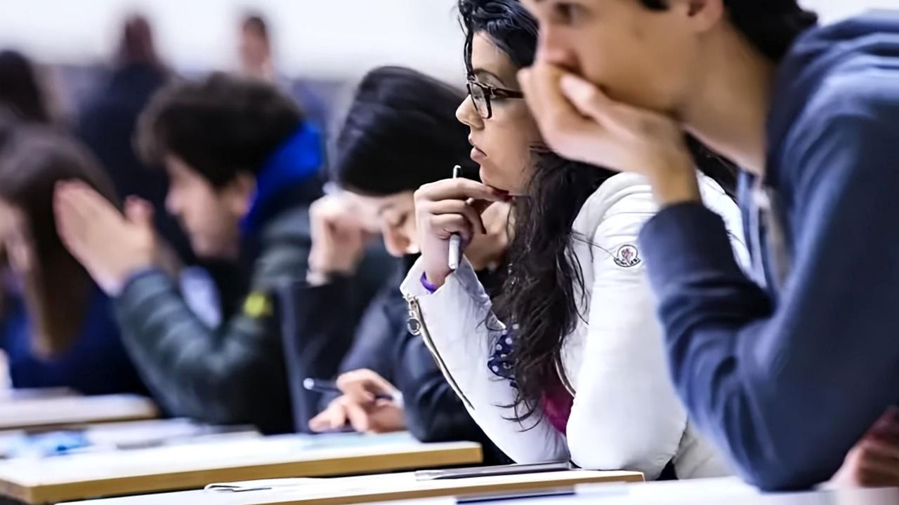 Studenti universitari in aula a Pisa, emergenza alloggi