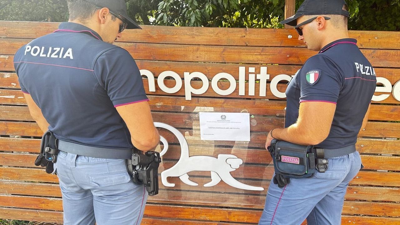 Due agenti della Polizia di Stato di spalle davanti a un locale del litorale pisano durante i controlli