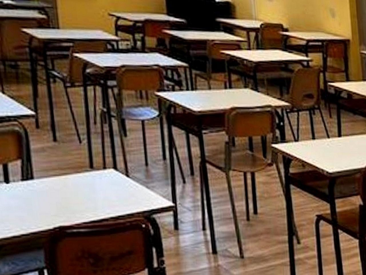 Aula scolastica con banchi vuoti: progetto pre e post scuola a San Miniato, iscrizioni online