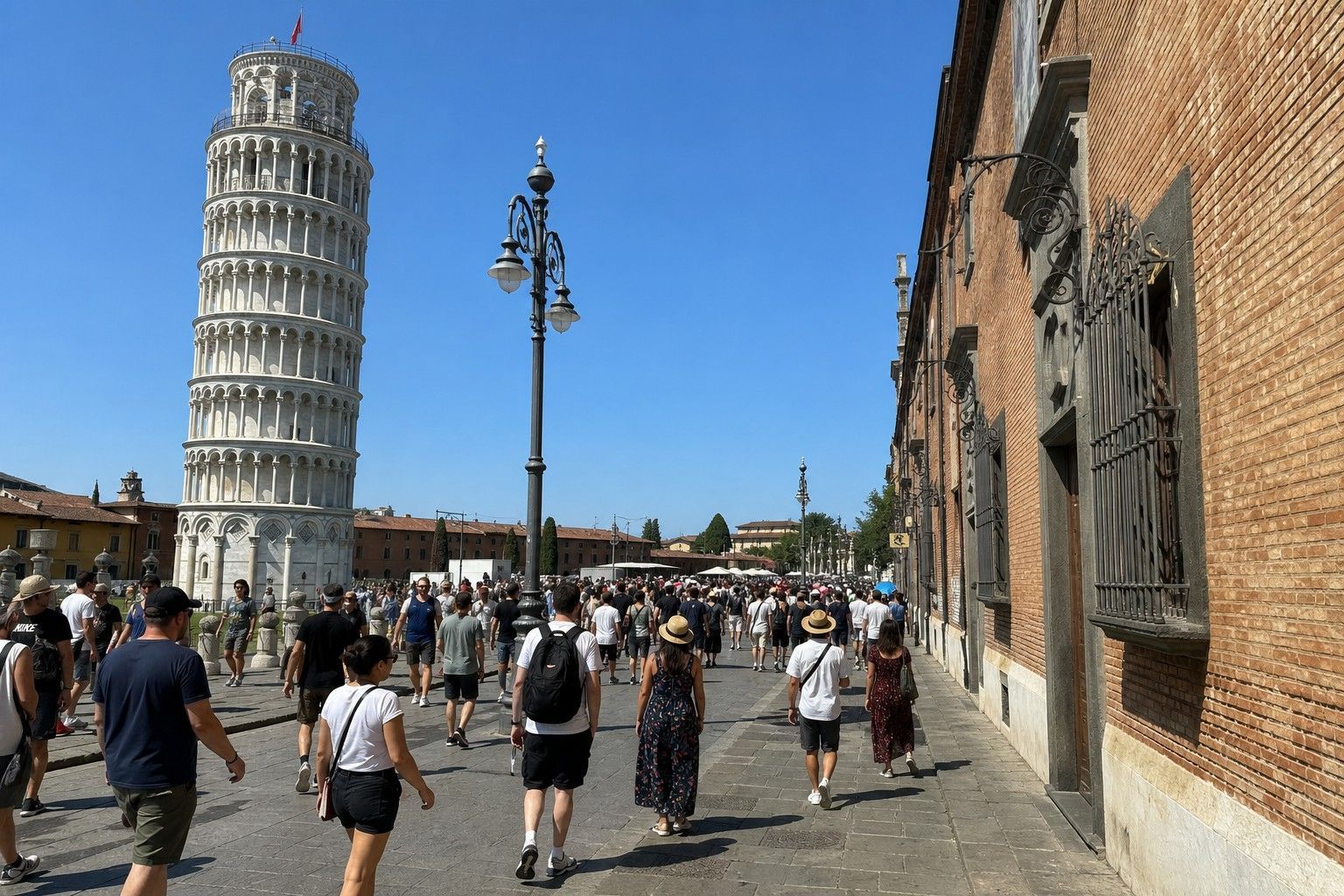 Pisa, turisti lungo il percorso verso la Torre pendente
