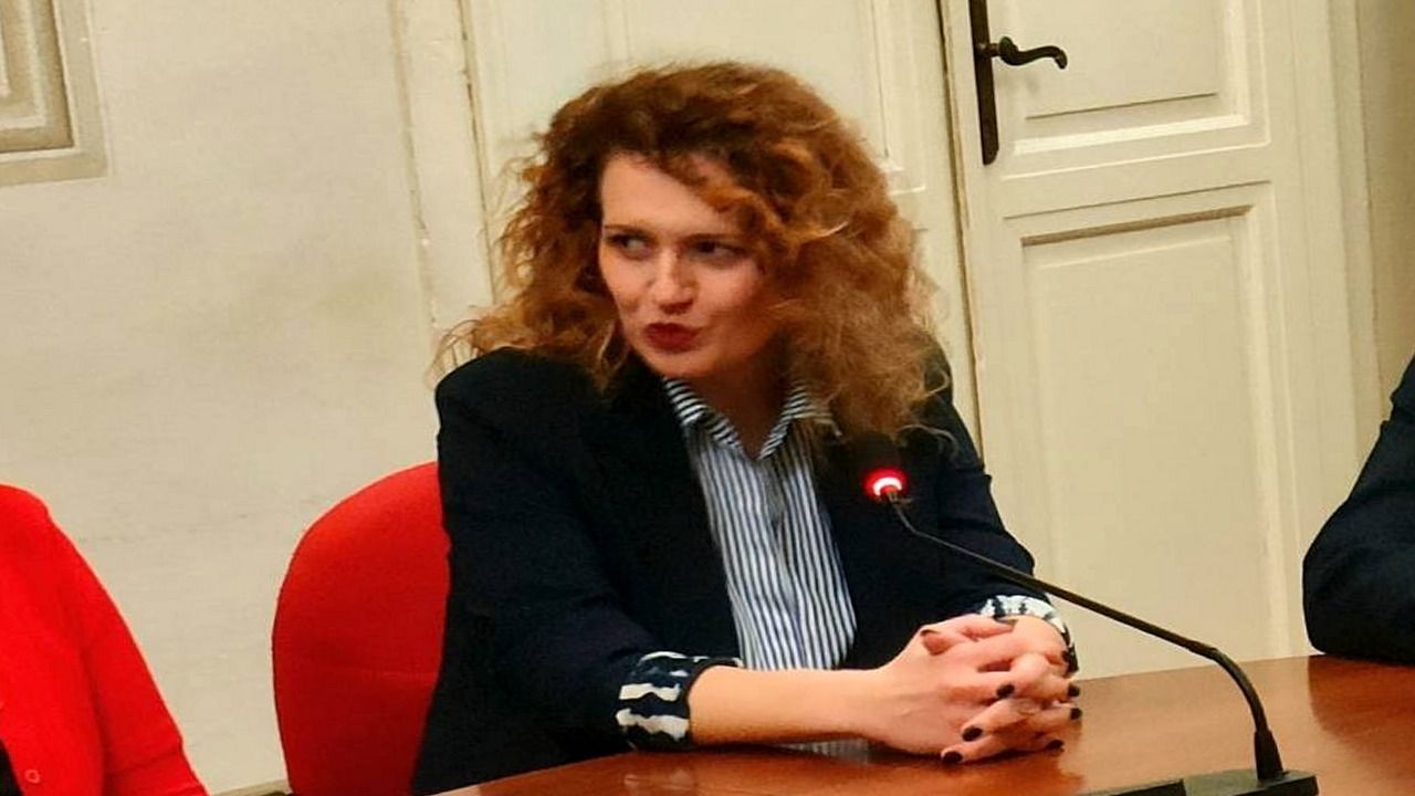 Eleonora Pini, assessora alle Politiche abitative di Pontedera, seduta al tavolo con microfono